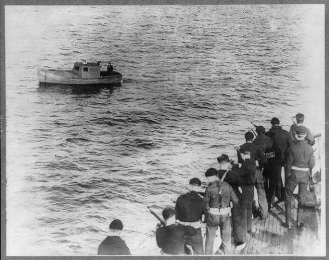 The Coast Guard closing in on a rumrunner in 1924 © Library of Congress